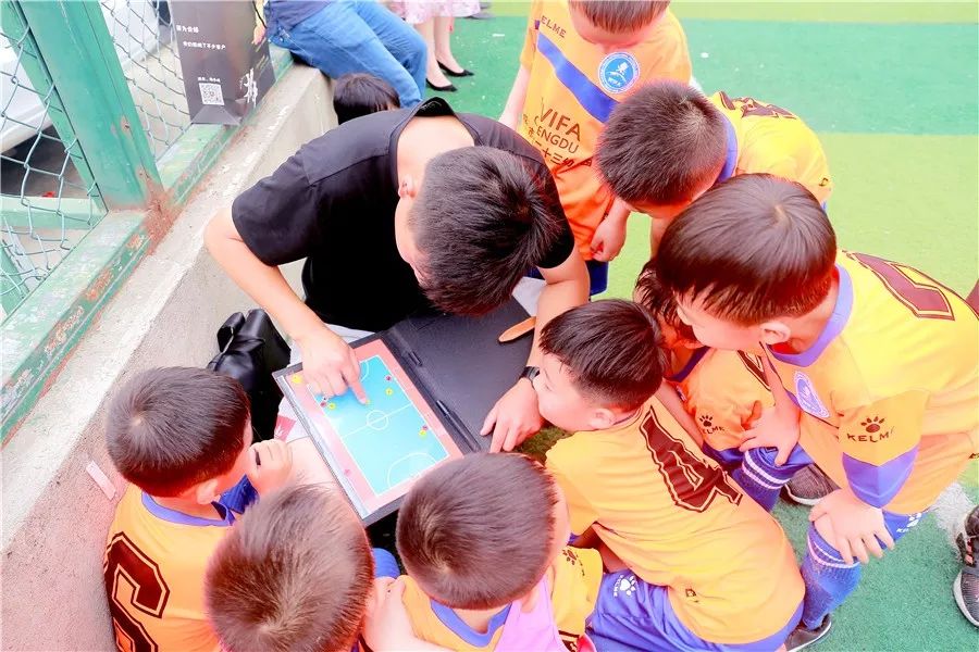 联赛足球小孩冠军是谁_联赛足球小孩冠军名单_小孩足球联赛的冠军