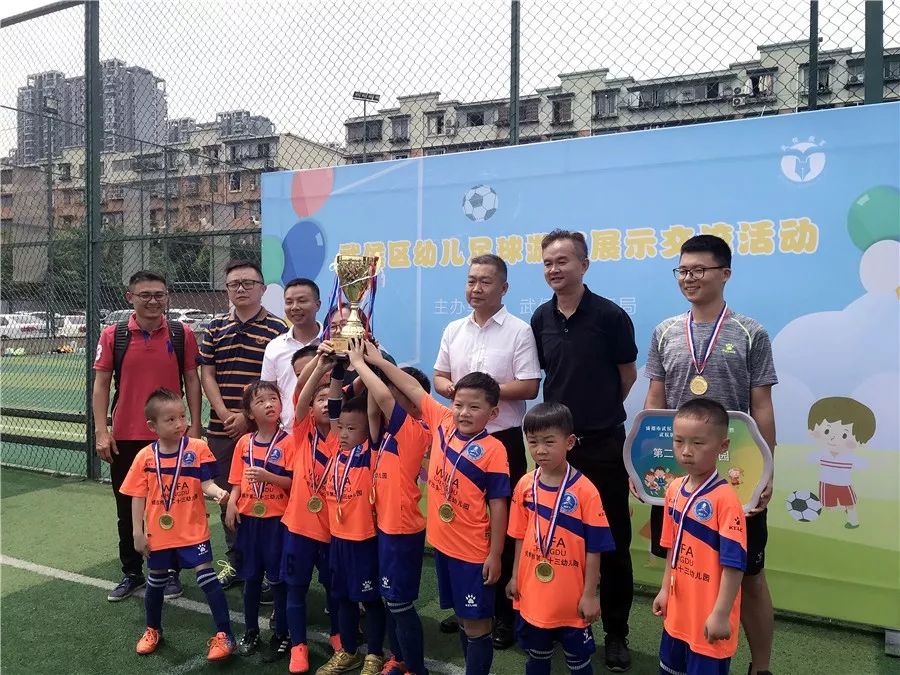 联赛足球小孩冠军名单_小孩足球联赛的冠军_联赛足球小孩冠军是谁