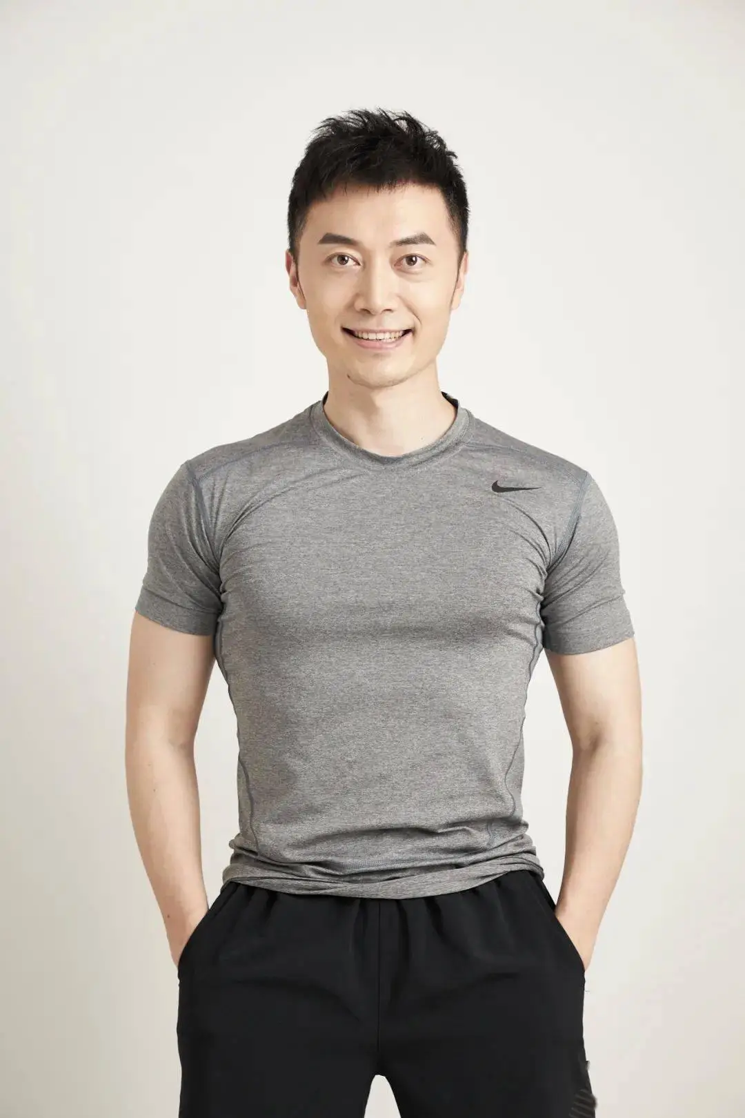 健身很年轻明星_健身明星年轻图片_健身明星年轻照片大全