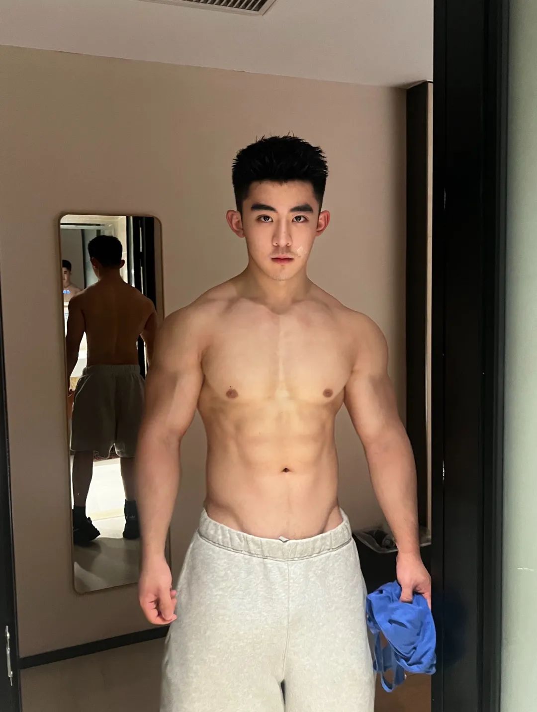 三角肌健身视频_三角肌健身动作_健身三角肌