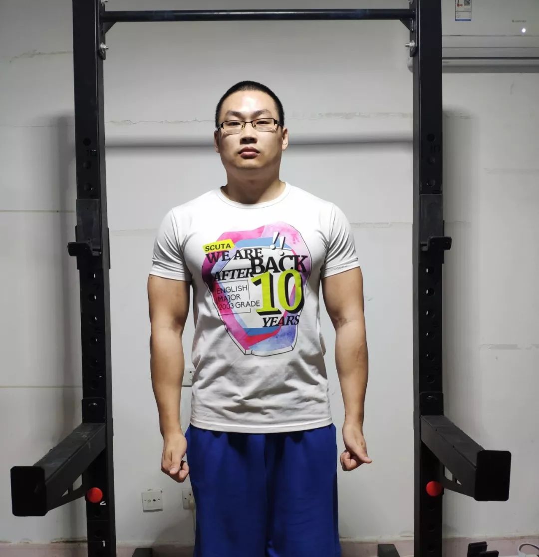 健身三角肌_三角肌健身房锻炼方法_三角肌健身器材