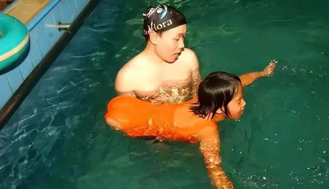 篮球挡人_篮球双手挡球技巧_篮球挡人技巧视频